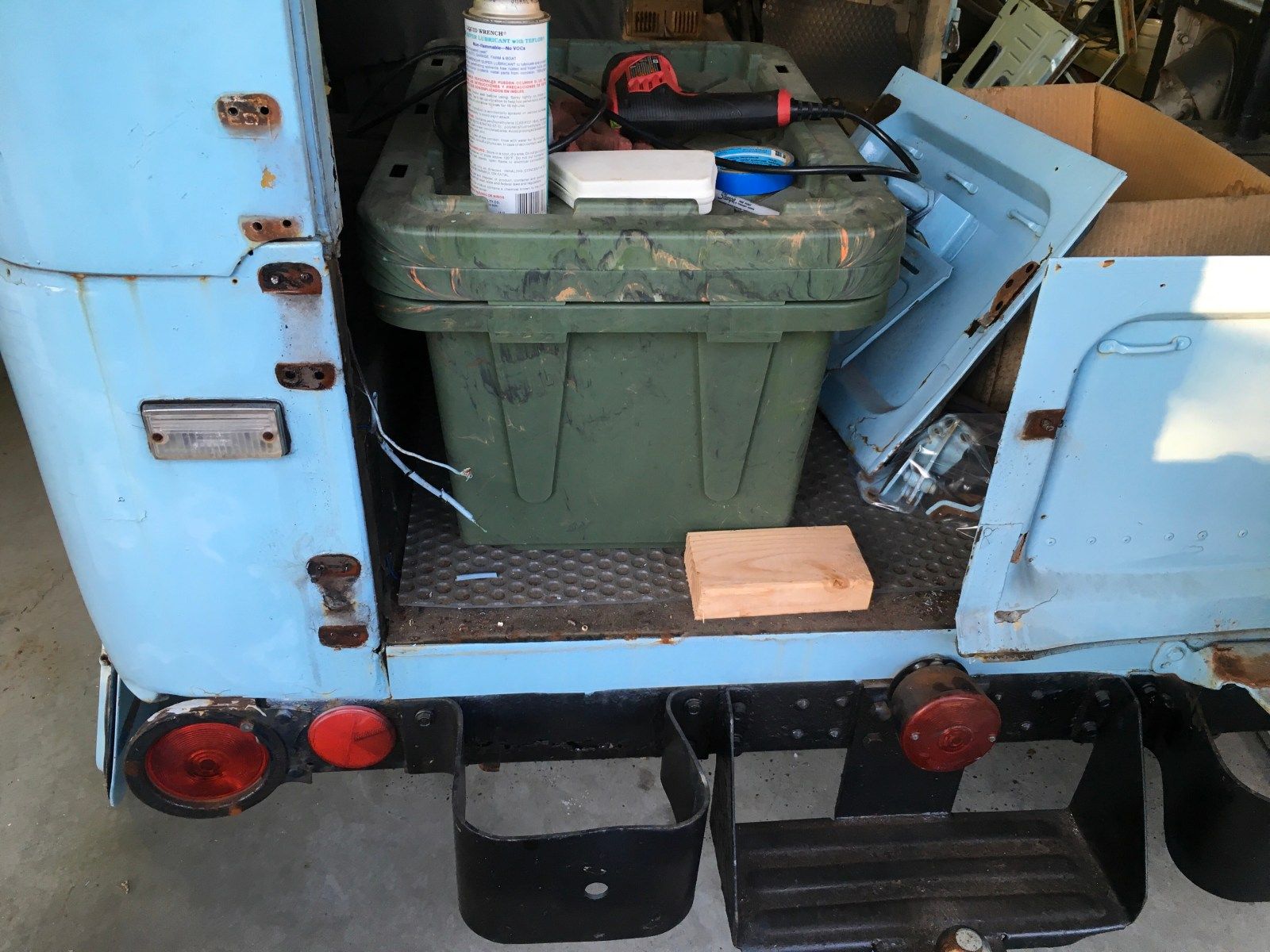 Pulling the TailGate Off the LandCruiser
